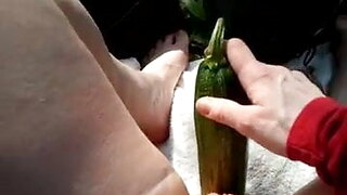Gordita madura se masturba go over pepino gigante